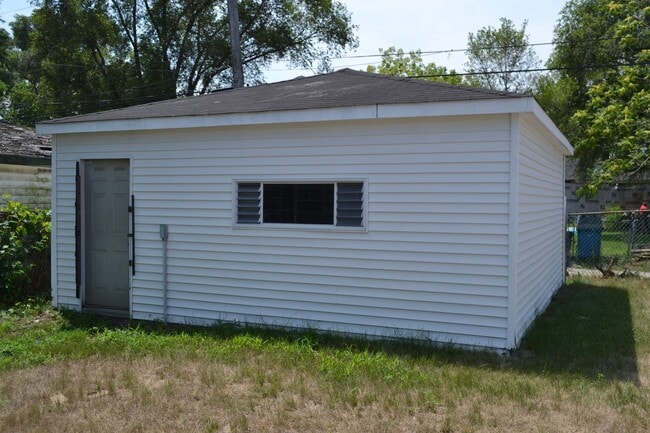 Building Photo - 2 Bedroom Ranch w/ Garage