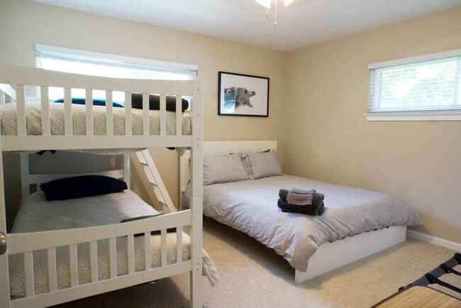 Building Photo - 1919 Puritan Dr