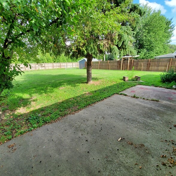 Large fenced back yard - 16420 Willow Ridge Trail