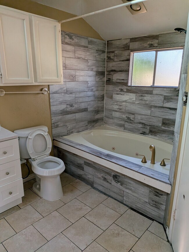 Building Photo - 6826 Heather Hollow Dr
