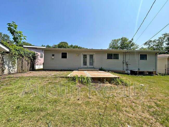 Building Photo - 836 Holiday Ave