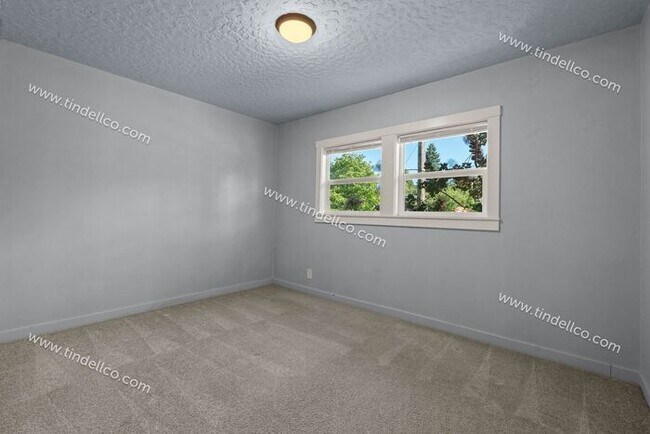 Building Photo - Charming 2-Bedroom Home with Fenced Yard in St. Johns - Pets Welcome!