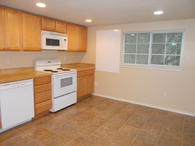 Building Photo - Charming Kenmore Cottage Three Blocks from Lake Washington