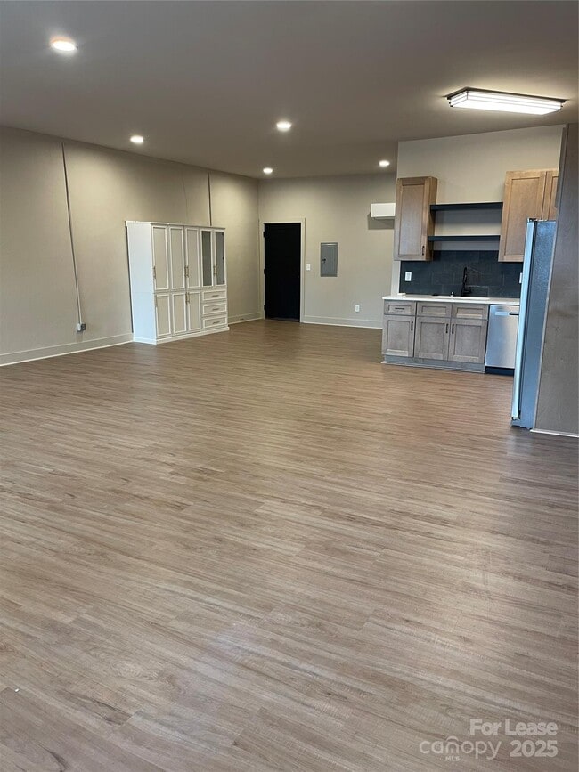 Building Photo - 233 W Main St