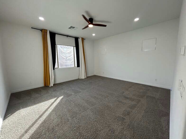 Building Photo - 8731 W Wagon Wheel Dr