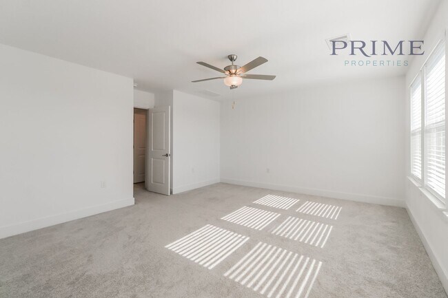 Building Photo - Large New Build in Pflugerville!