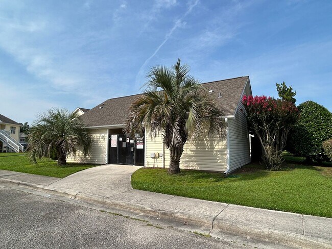 Building Photo - 2BR Condo in Holton Place – Pool, Porch, a...