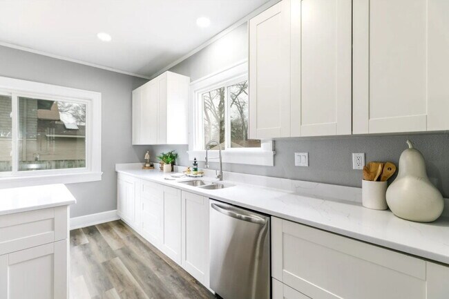 Building Photo - 3 bedroom / 2 bathroom home with Fenced Backyard For Rent on the Popular Kingman Blvd!