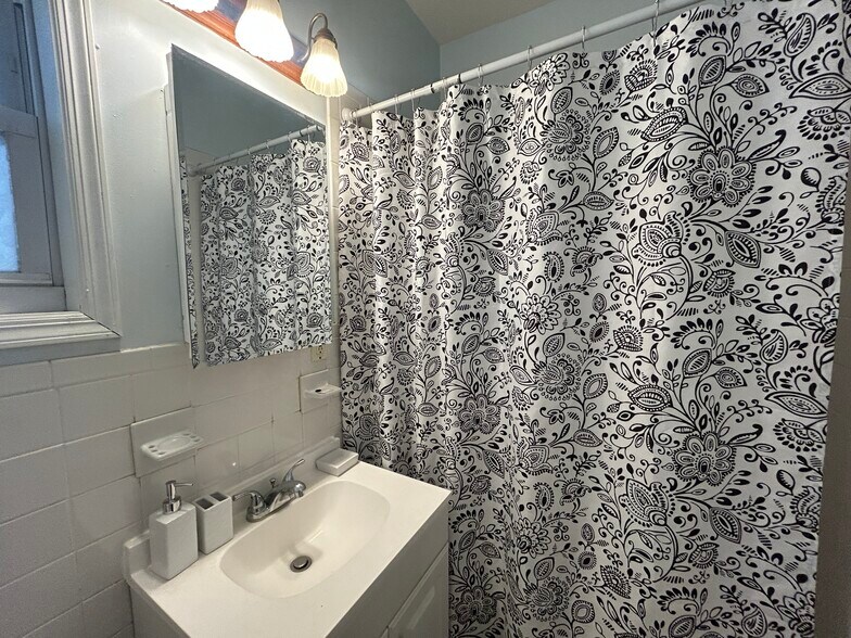 Building Photo - 318 71st St