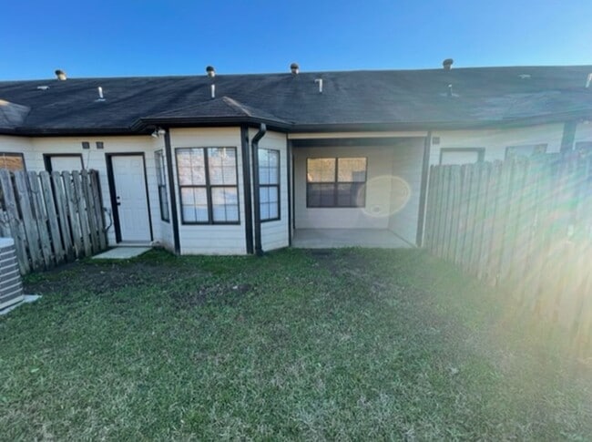 Building Photo - Townhome for rent in Calera