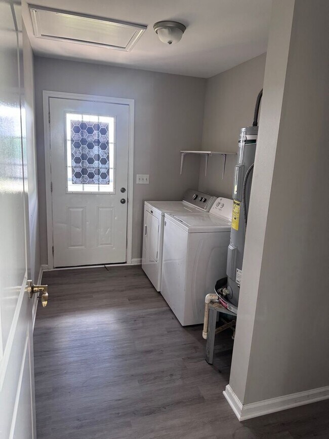 Building Photo - AVAILABLE NOW!!