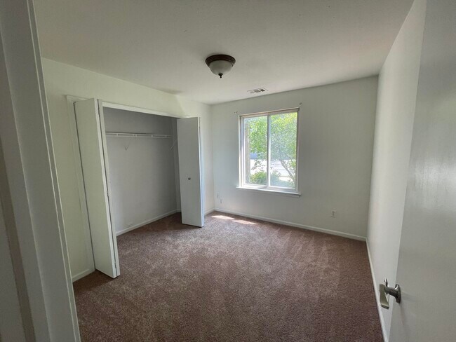 Building Photo - 404 Marigold Cir