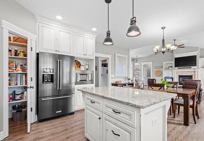 Building Photo - Beautiful Custom Home