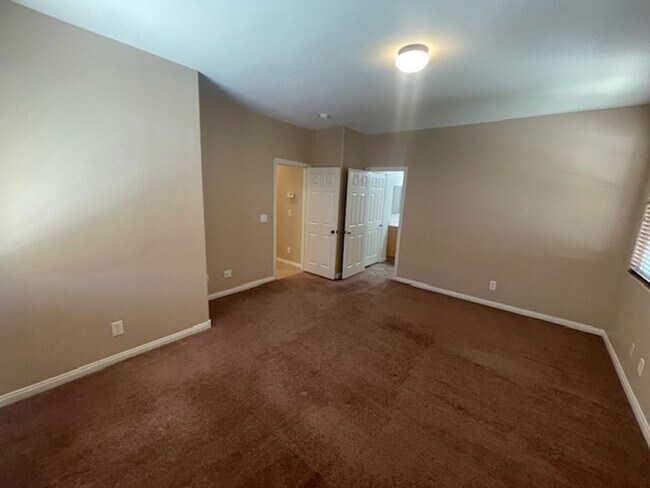 Building Photo - Upgraded 2 Bedroom Condo W/ 1 Car Garage N...