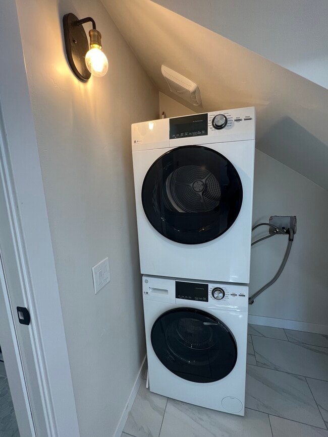Washer/dryer - 4529 Valencia Dr