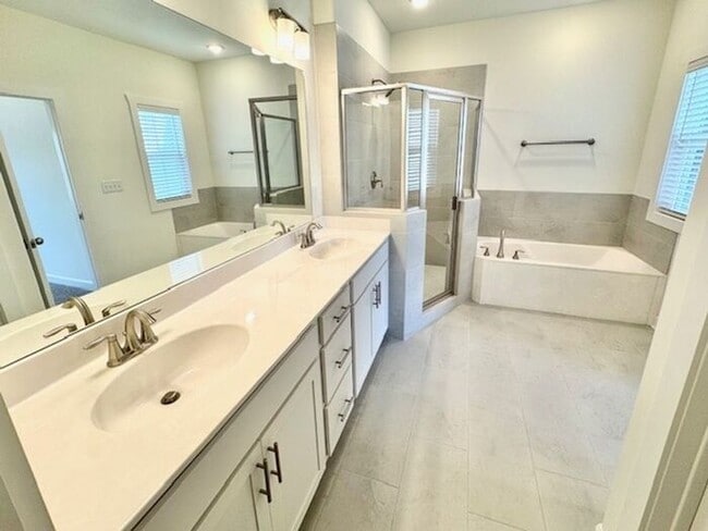 Building Photo - Now Leasing at Cedar Bluff – 4BR Townhomes...