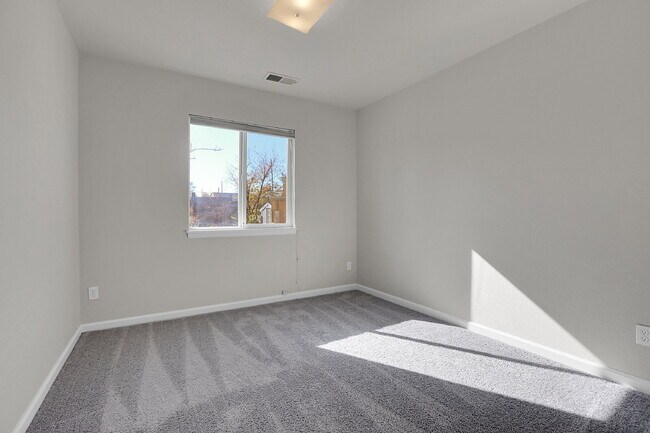 Building Photo - $2,000.00, 3 Bed, 2 bathroom located in Denver