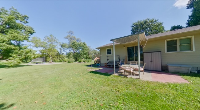 Building Photo - Country Living in Manhattan + 1.5 Acres + Close to Stagg Hill Golf Course! Available July 3rd!