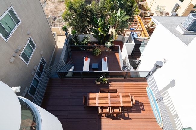 Building Photo - 6672 Vista Del Mar