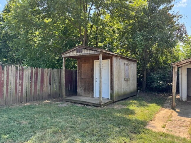 Building Photo - 3 Bedroom, 1 Bath Cape Cod Home w/Detached...