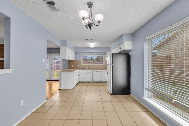 Building Photo - Nice 3 Bedroom, 2 Full Bath Home Located in SW Ft. Worth!
