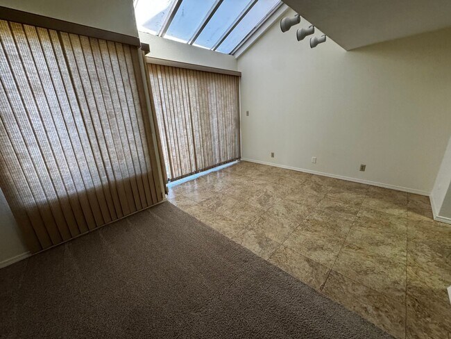 Building Photo - 2 Bedroom 2 bath plus loft and one car garage.