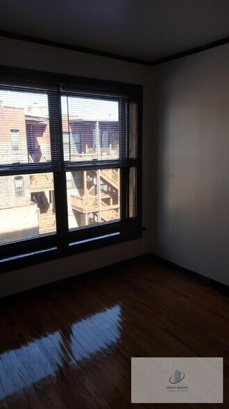 Building Photo - 846 W Montrose Ave