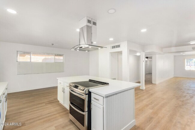 Building Photo - 936 W Rio Salado Pkwy