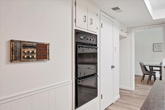 Building Photo - 9502 Castlewood Dr