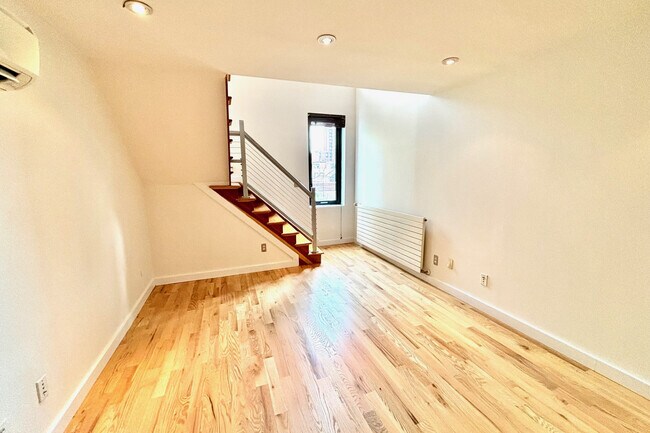 Building Photo - 215 E 81st St