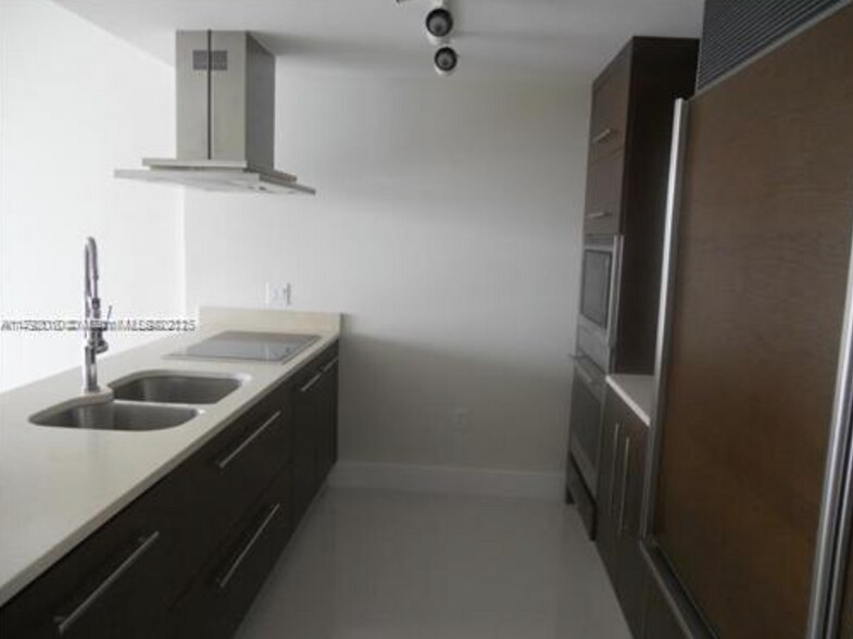 Building Photo - 475 Brickell Ave