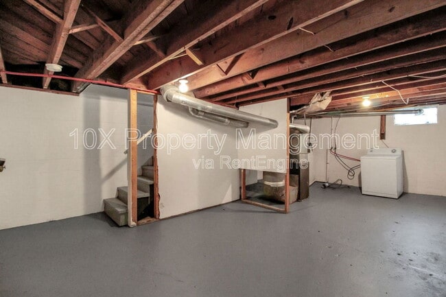 Building Photo - 1047 S James Rd