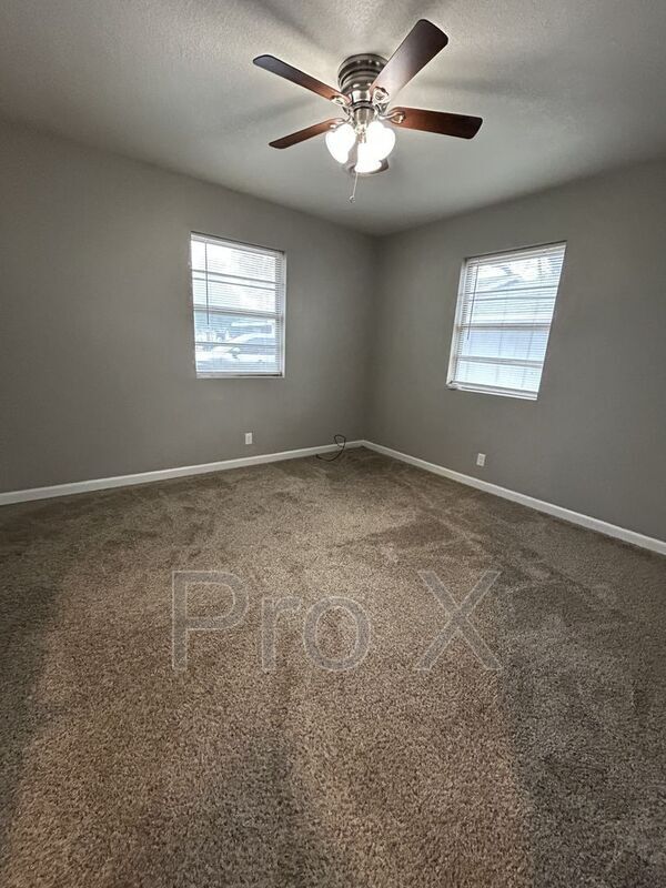 Building Photo - 1303 E 9th St