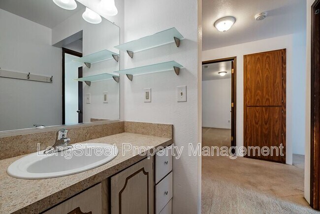 Building Photo - 1950 NW Hayes Ave