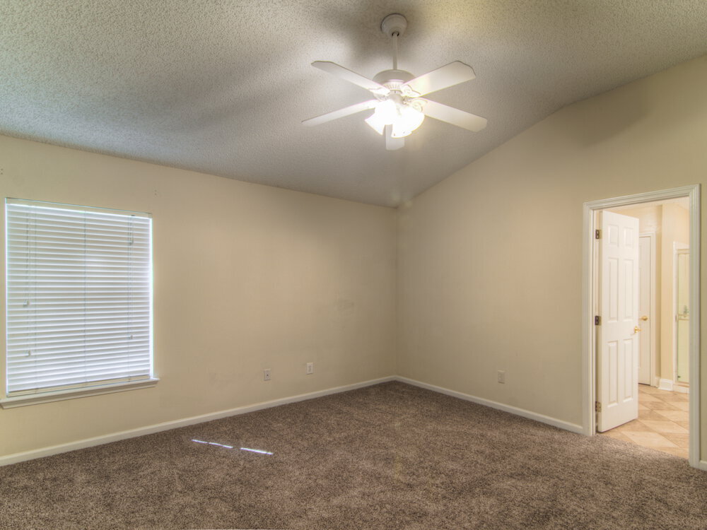 Building Photo - 1588 Glen View St