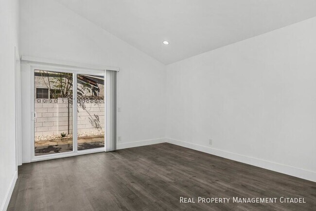 Building Photo - 13050-13050 1/2 Tonopah St