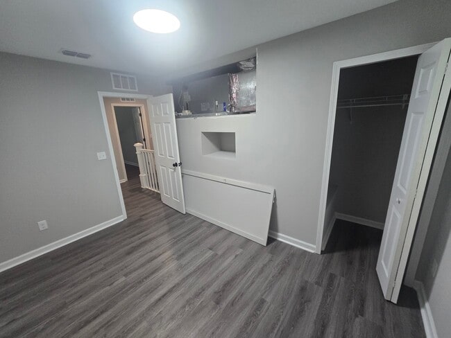 Building Photo - 9762 Bayview Ave