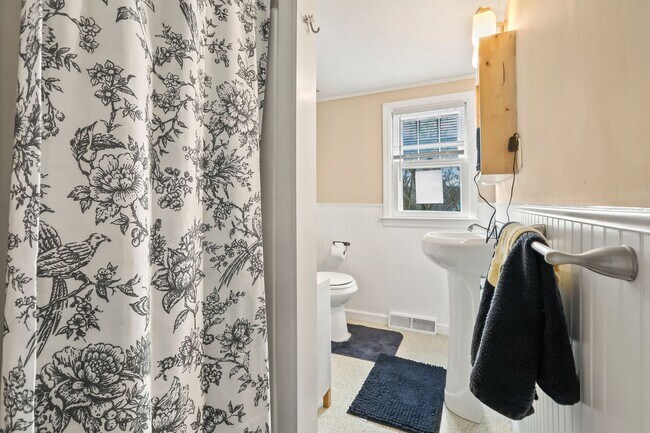 Building Photo - 6-Bedroom Rental Near TCNJ | Spacious Layout, Parking, Yard & Deck