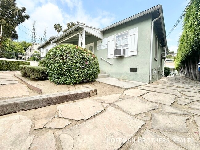 Building Photo - 2448 Beachwood Dr