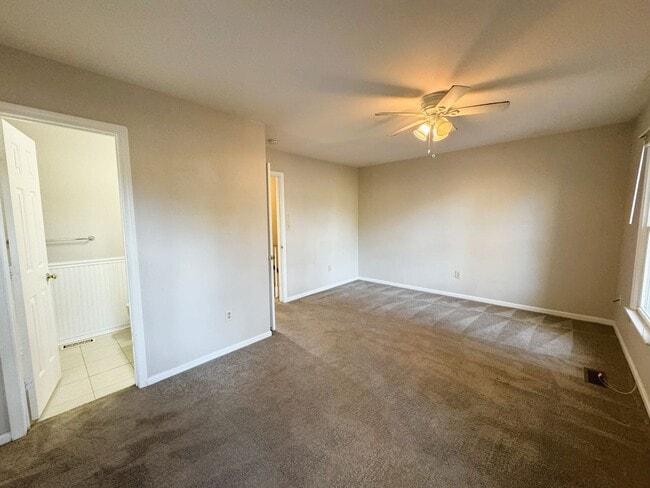 Building Photo - Great Neck area Townhome, Available Now!