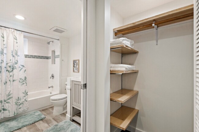 Building Photo - 11639 1st Ave NW