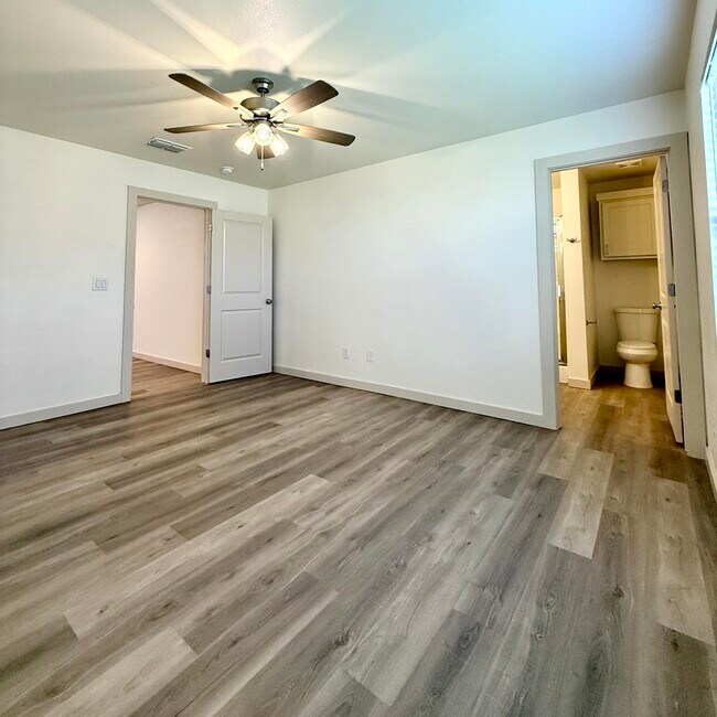 Building Photo - 7702 Elm Ave