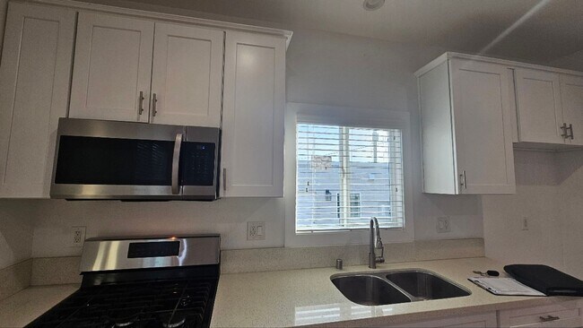 Building Photo - 1100 W 45th St