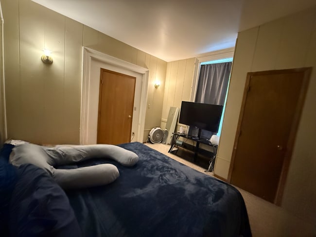 Building Photo - 3 Bed 1 Bath close to UWEC and downtown! Available August-May
