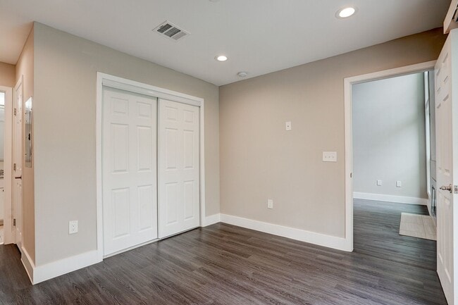 Building Photo - Stylish 2BD/2BA Two-Level Home with Firepl...