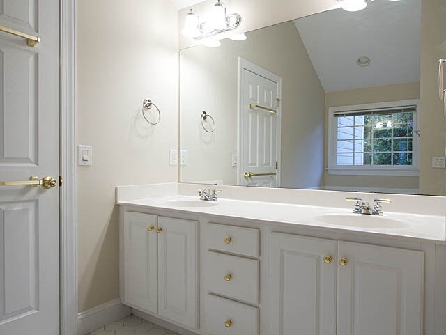 Building Photo - Inviting 3 Bed / 2.5 Bath Home Featuring Main Level Suite