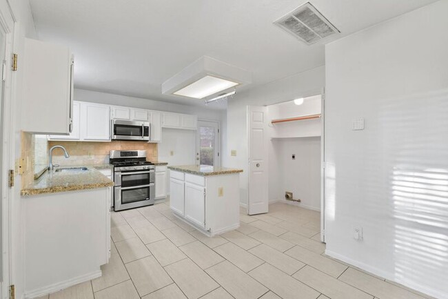 Building Photo - 9811 Arrowgrass Dr