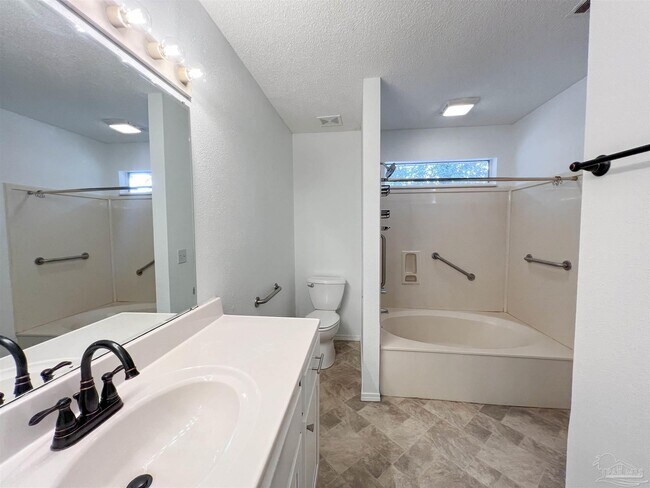 Building Photo - 8101 Treetop Ln
