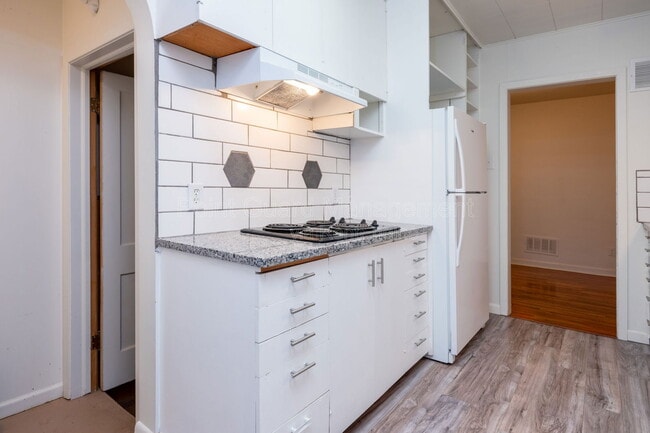 Building Photo - 619 N Glendale St