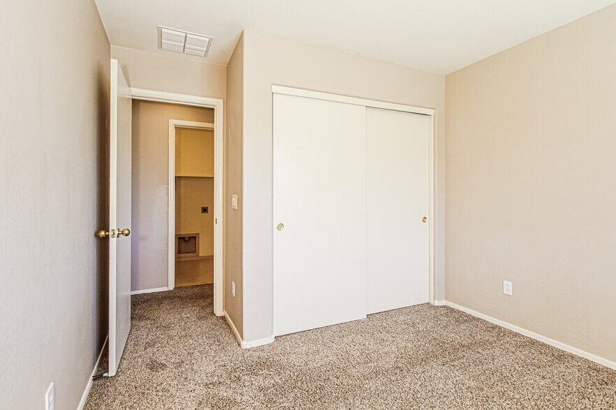 Building Photo - 15445 W Jenan Dr
